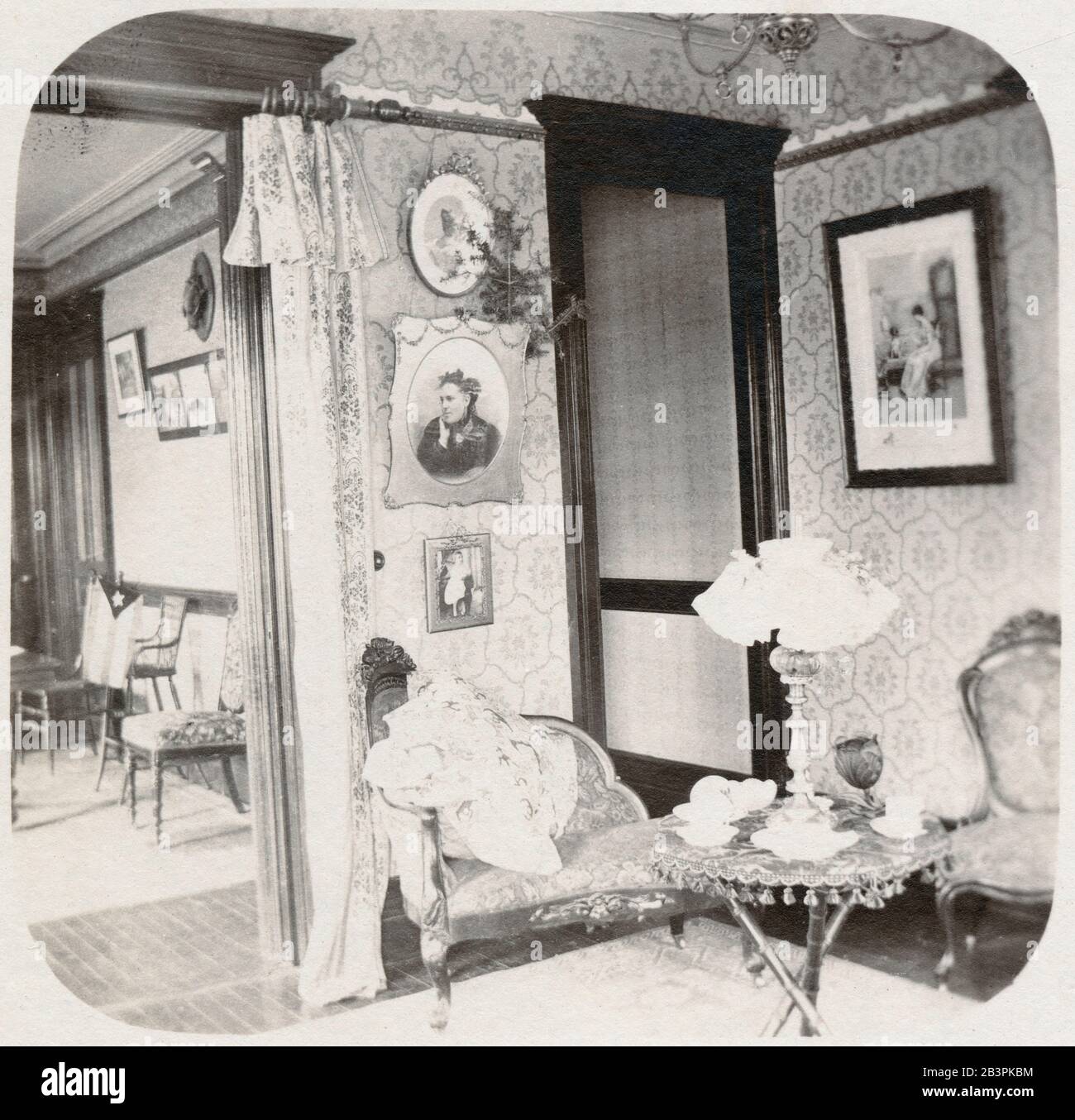 Photographie ancienne de 1898, intérieur d'un appartement victorien à l'intérieur du bâtiment au 69 W. 93ème rue à New York. SOURCE : PHOTO ORIGINALE Banque D'Images