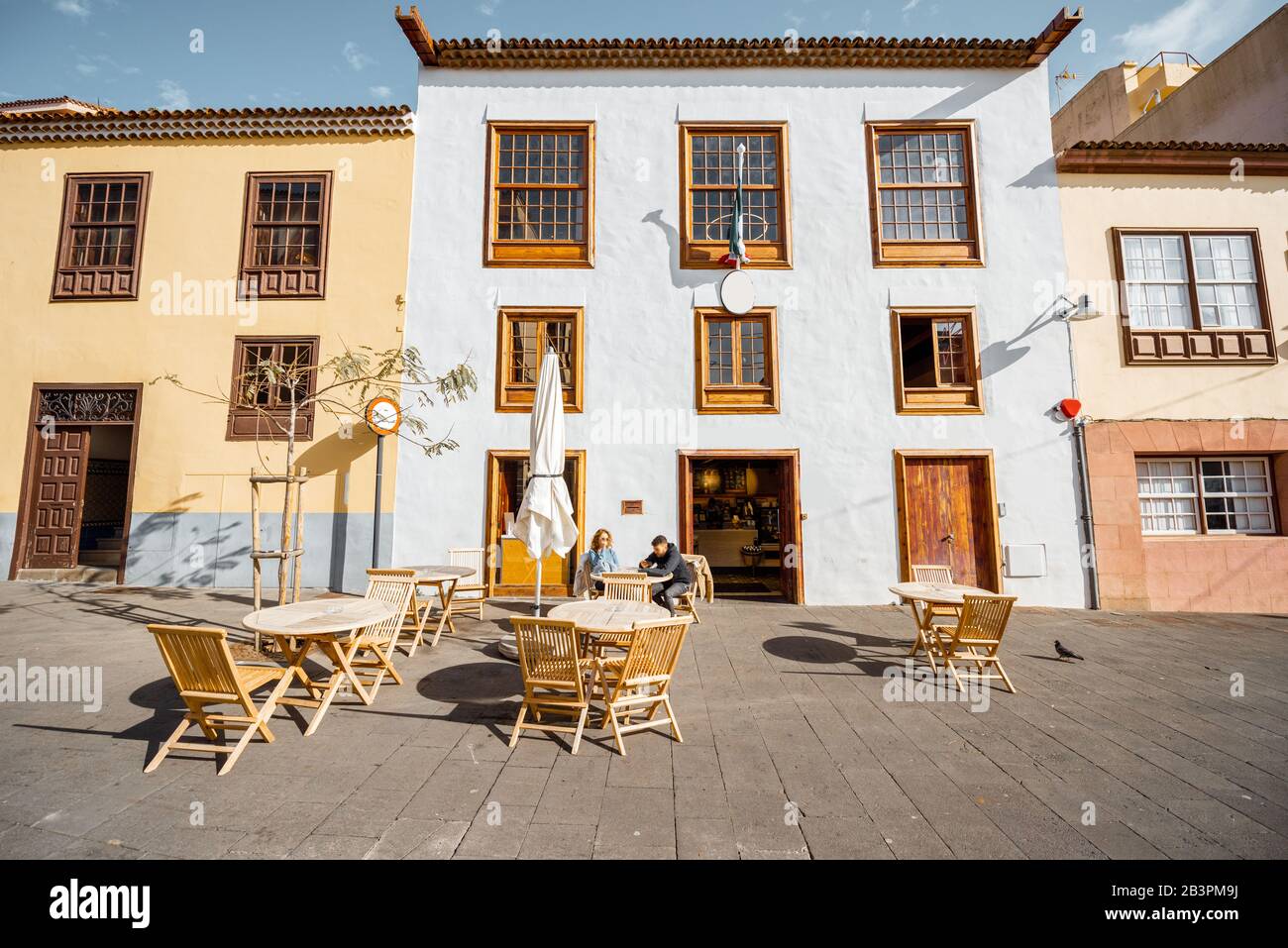 Vue sur la rue avec des maisons anciennes et une belle terrasse de café dans la vieille ville la Laguna une journée ensoleillée. Voyager ville espagnole sur l'île de Tenerife Banque D'Images