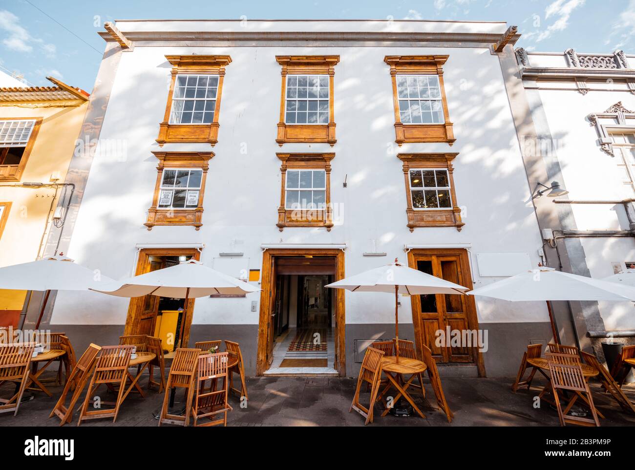 Vue sur la rue avec des maisons anciennes et une belle terrasse de café dans la vieille ville la Laguna une journée ensoleillée. Voyager ville espagnole sur l'île de Tenerife Banque D'Images