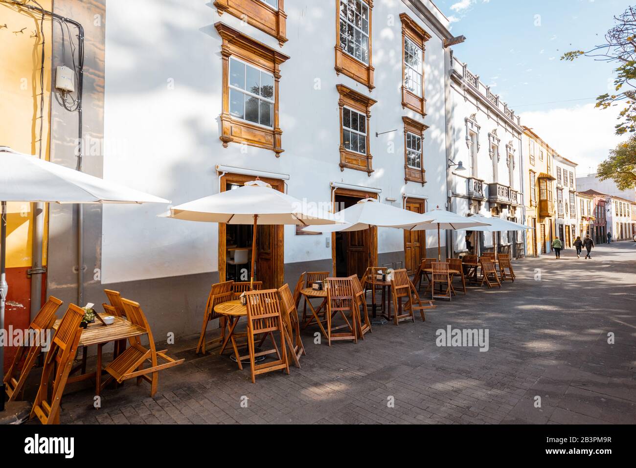 Vue sur la rue avec des maisons anciennes et une belle terrasse de café dans la vieille ville la Laguna une journée ensoleillée. Voyager ville espagnole sur l'île de Tenerife Banque D'Images