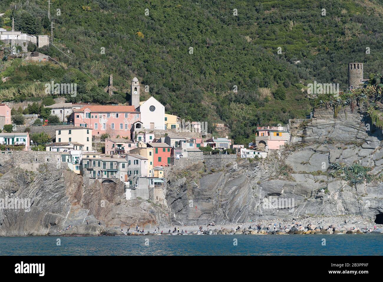 Vernazza est l'un des cinq villages vieux de plusieurs siècles qui composent les Cinque Terre Banque D'Images
