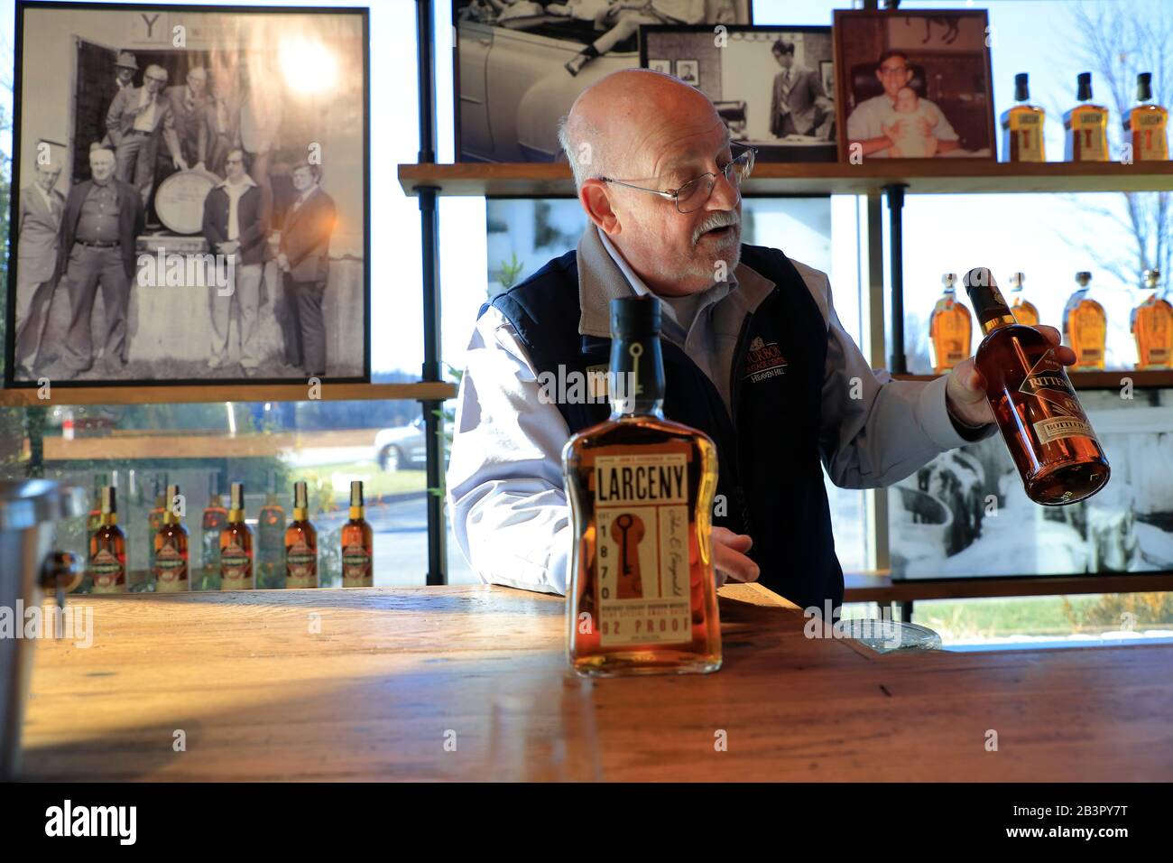 Guide de visite présentant le whisky Bourbon de la distillerie Heaven Hill lors d'une séance de dégustation au Bourbon Heritage Centre.Heaven Hill Distillery.Bardstown.Kentucky.USA Banque D'Images