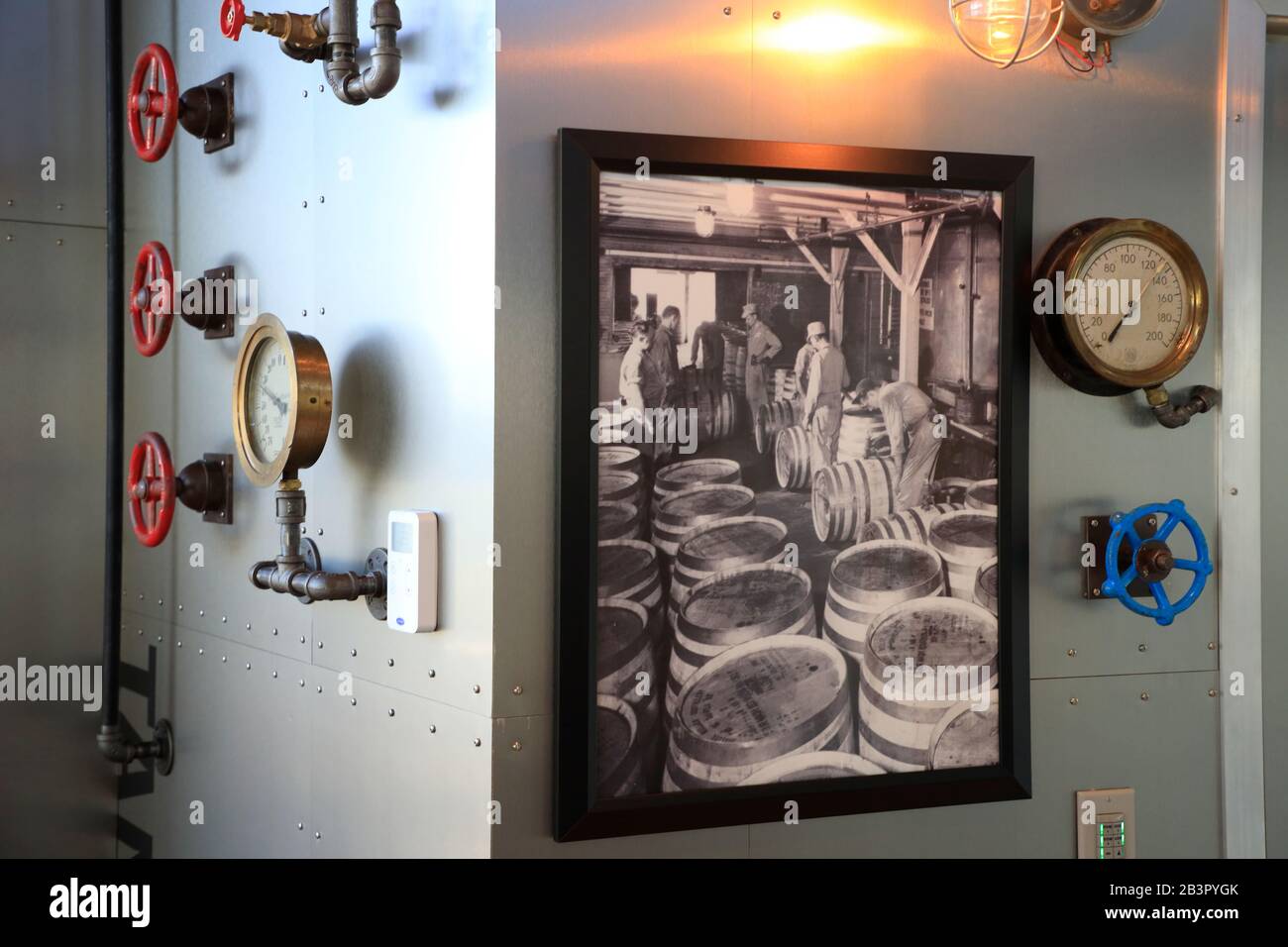 Photographie historique de la distillerie Heaven Hill avec de vieilles valves et des mètres décoré le mur du centre de dégustation dans Bourbon Heritage Center.Heaven Hill Distillery.Bardstown.Kentucky.USA Banque D'Images