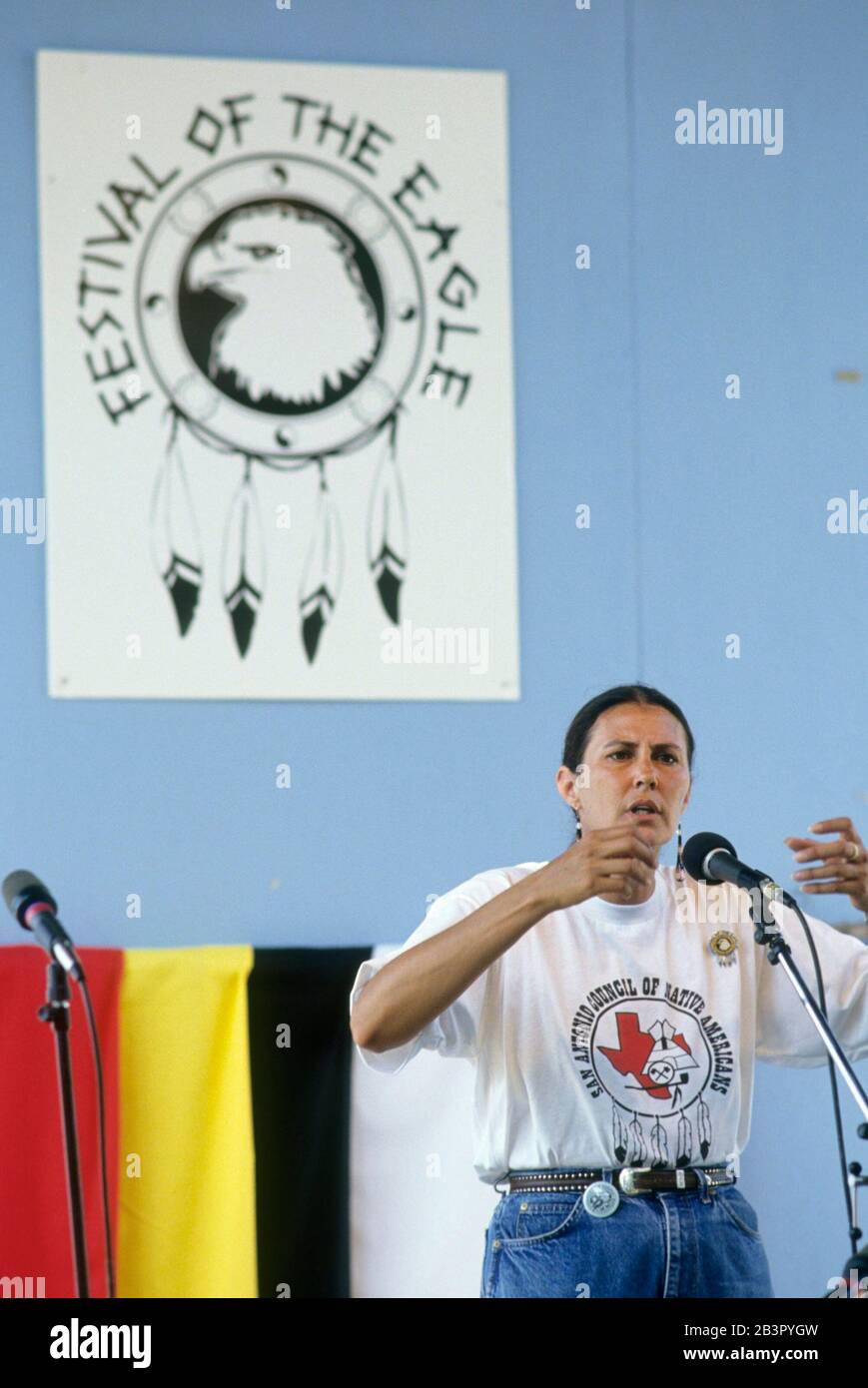 Kerrville, Texas, États-Unis, vers 1994: Femme amérindienne parlant au Southwest Indian Heritage Festival.©Bob Daemmrich Banque D'Images