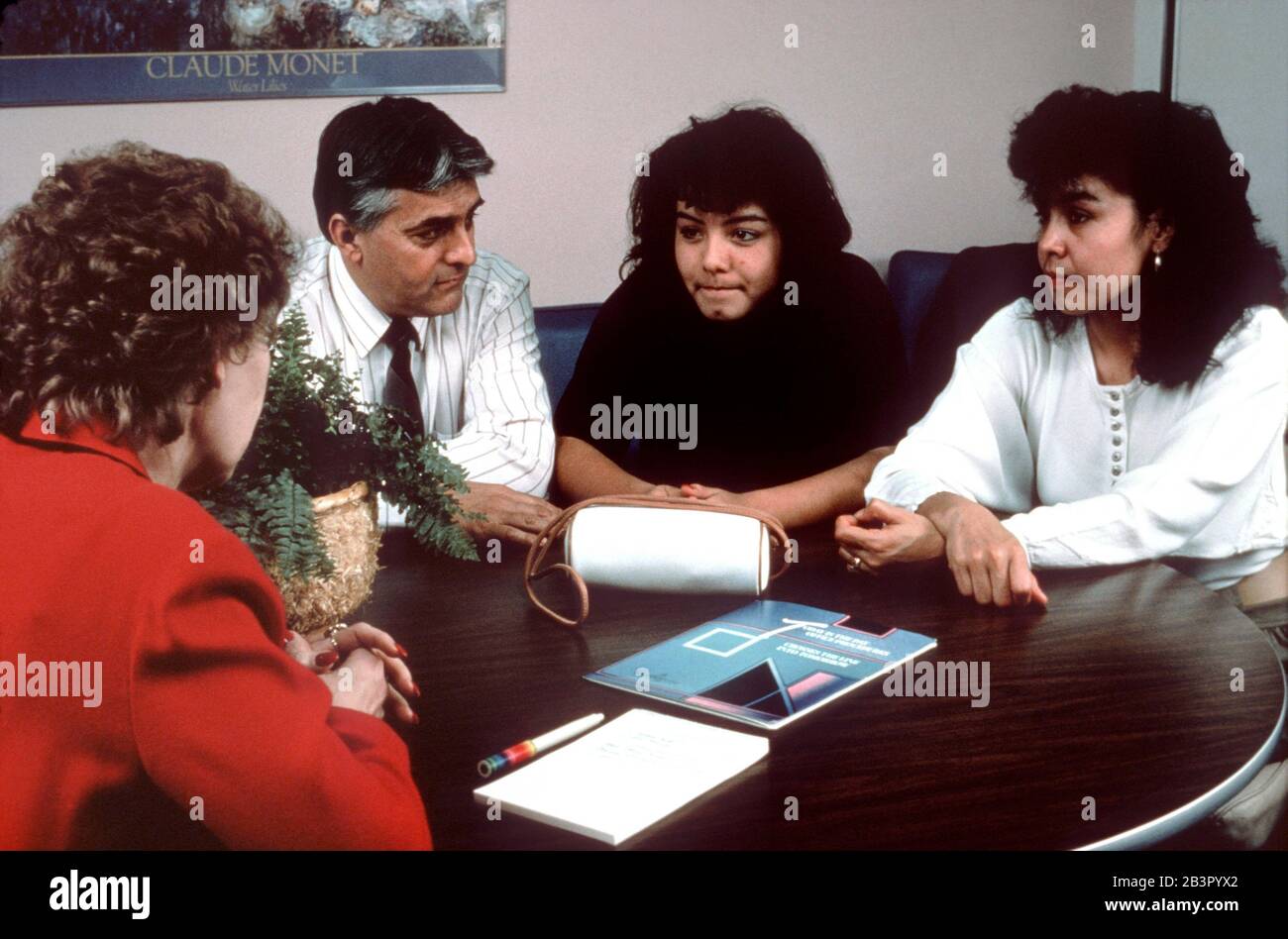 Austin Texas USA, 1988: La mère hispanique et le père se joignent à leur fille adolescente dans le bureau de son conseiller d'école secondaire pour discuter des questions familiales. ©Bob Daemm Banque D'Images