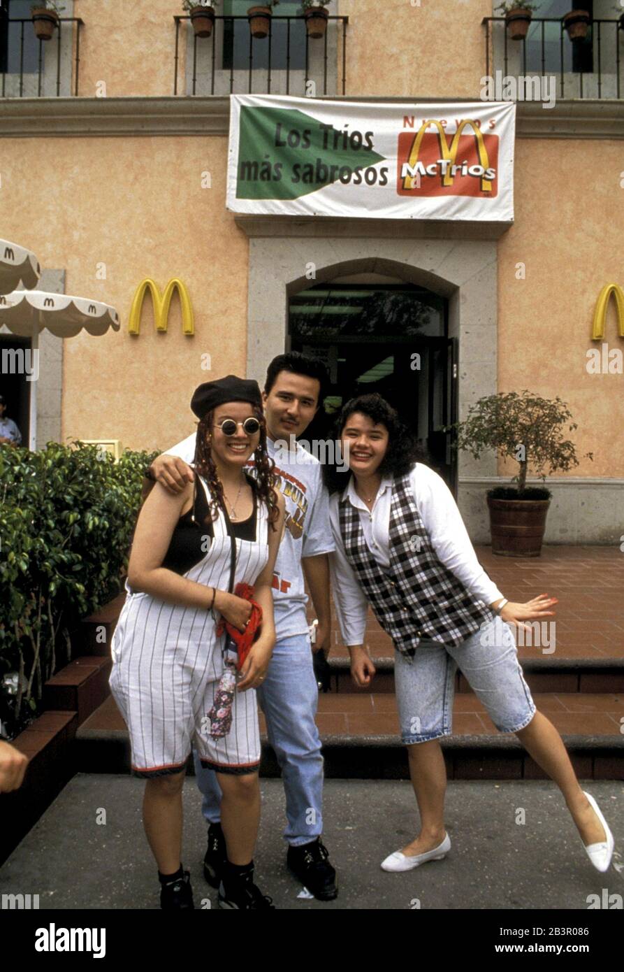 Cuernavaca, Mexique : les adolescents posant pour un photographe à l'extérieur du restaurant de restauration rapide McDonald's.©Bob Daemmrich Banque D'Images