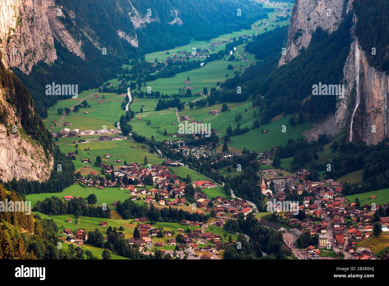 Vallée de Lauterbrunnen dans les Alpes suisses avec une chute d'eau emblématique Banque D'Images