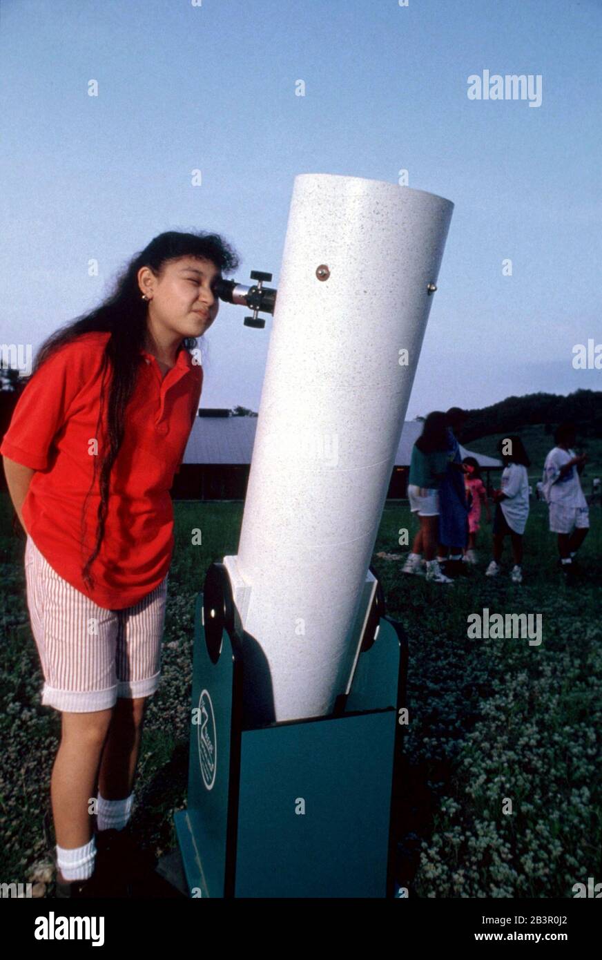 Austin Texas USA (non daté): Fille de cinquième catégorie regardant la lune à travers le télescope pendant le voyage de classe sur le terrain pour étudier l'astronomie.M. ©Bob Daemmrich Banque D'Images