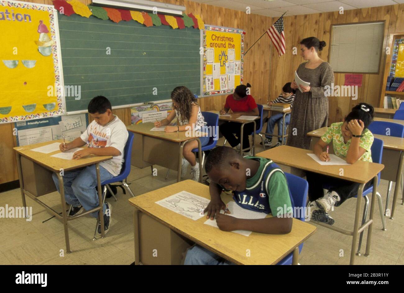 Austin Texas USA vers 1997: Les élèves de quatrième année prennent le quiz pop en classe.©Bob Daemmrich Banque D'Images