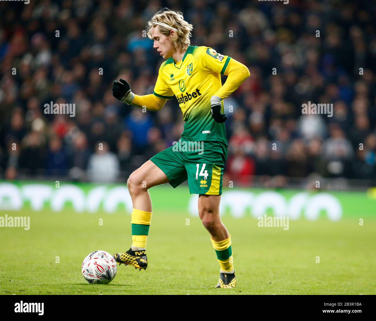 Londres, ANGLETERRE - 04 MARS : Todd Cantwell de Norwich City en action lors du cinquième match de la coupe Emirates FA entre Tottenham Hotspur et Norwich City Banque D'Images