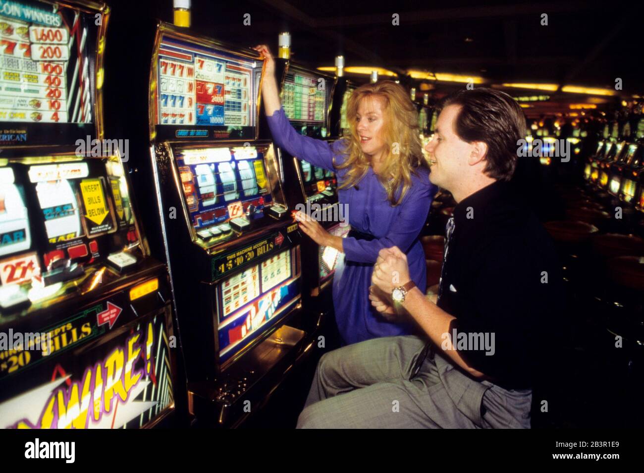 Las Vegas, Nevada: Couple de jeu à la machine à sous au Casino Golden Nugget. 1996 ©James Marshall / Banque D'Images