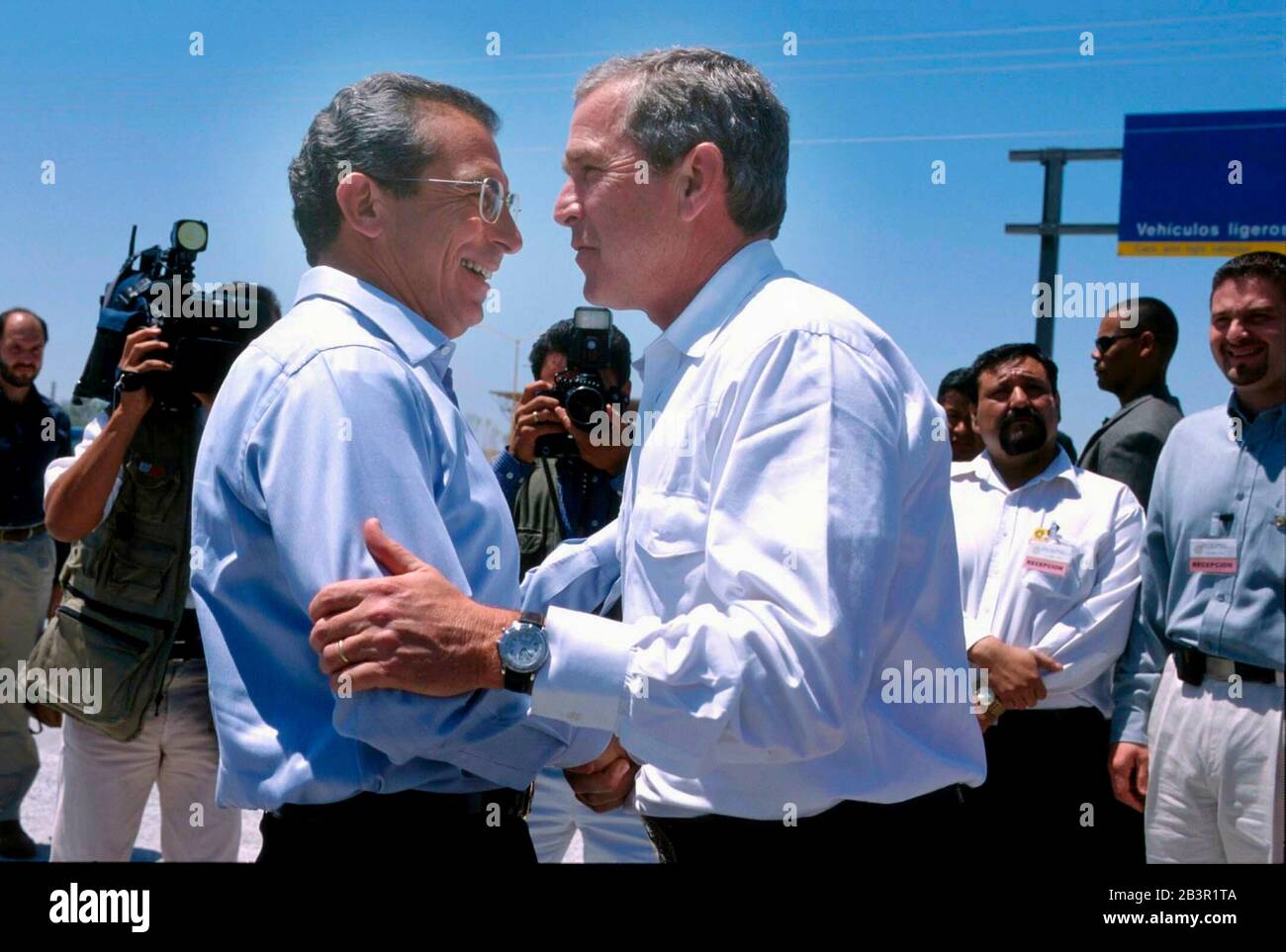 Nuevo Laredo, Tamaulipas, Mexique 24APR00: Le président Ernesto Zedillo, du Mexique, rencontre le candidat présidentiel américain George W. Bush, gouverneur du Texas, au pont du commerce mondial au-dessus de la rivière Rio Grande à l'ouest de Laredo, au Texas.Bush et Zedillo se sont réunis pour consacrer le nouveau pont et parler de questions commerciales dans le cadre d'une conférence privée.©Bob Daemmrich Banque D'Images