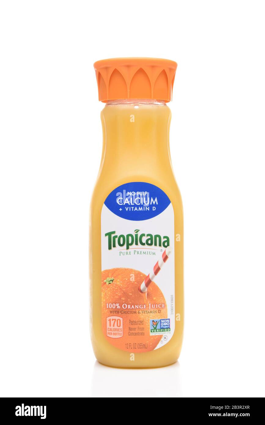 Irvine, CA - 6 AOÛT 2018 : bouteille de Jus d'orange Tropicana de 12 onces. Tropicana travaille avec plus de 12 plantations établies de Floride, et est le plus grand Banque D'Images