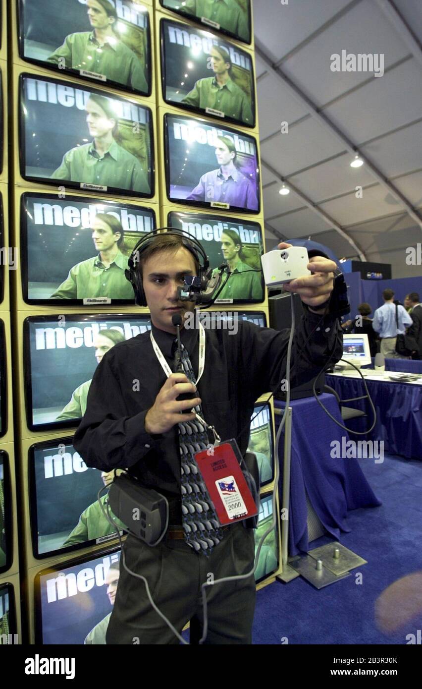 Philadelphie, Pennsylvania USA, 01AUG00: Mark Davis de Washington, D.C. diffuse avec une webcam en direct du centre de presse de la Convention nationale républicaine.©Bob Daemmrich Banque D'Images