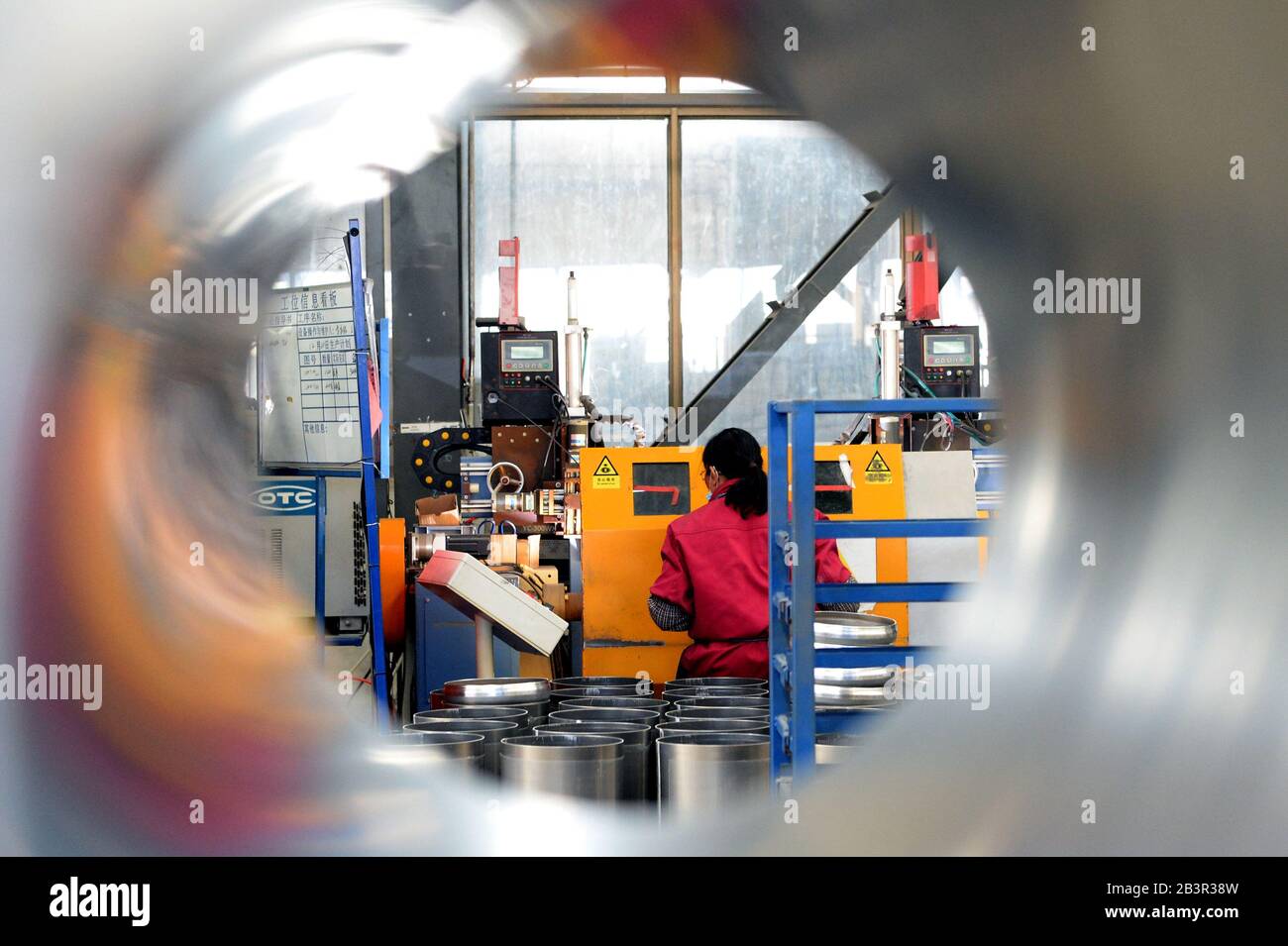 (200305) -- FEIDONG, 5 mars 2020 (Xinhua) -- une femme travaille chez un fabricant de composants automobiles du comté de Feidong, dans la province d'Anhui en Chine orientale, 5 mars 2020. Feidong a vu plus de 97 pour cent des entreprises industrielles au-dessus de la taille désignée reprendre l'opération mercredi. (Xinhua/Huang Bohan) Banque D'Images