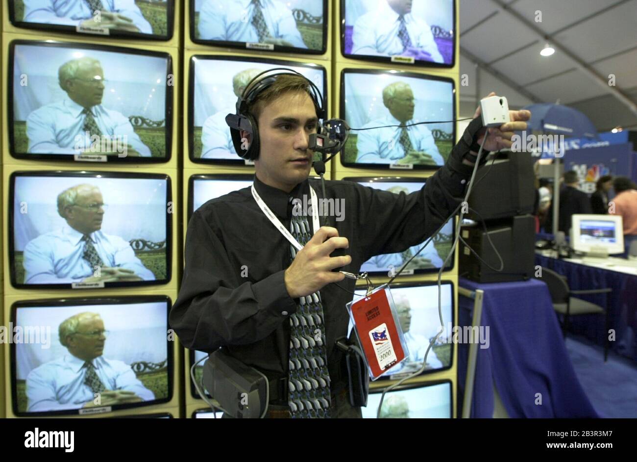 Philadelphie, Pennsylvania USA, 01AUG00: Mark Davis de Washington, D.C. diffuse avec une webcam en direct du centre de presse de la Convention nationale républicaine.©Bob Daemmrich Banque D'Images