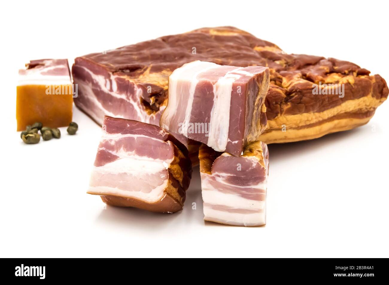 Morceau de bacon fumé avec de la viande et de la coupe couchée sur un fond blanc isolé. Banque D'Images Morceau de bacon fumé avec de la viande et de la coupe couchée sur un fond blanc isolé. Banque D'Images