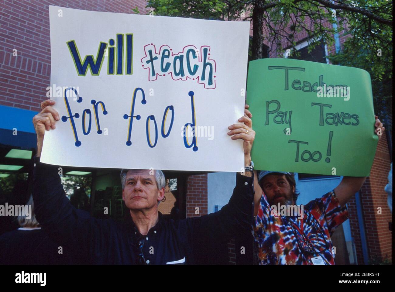 Austin, Texas, Etats-Unis, 04APR00 : les enseignants se rassemblent devant les bureaux de leur district scolaire pour protester contre les réductions de budget et d'horaires qui forceront à réduire les programmes électifs pour les élèves du secondaire dans la capitale du Texas.©Bob Daemmrich Banque D'Images