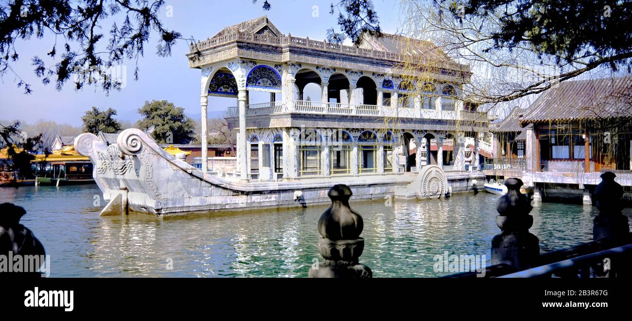 Beijing, Chine , Mars 2005 - bateau en marbre chinois situé sur le lac Kunming au Palais d'été de Beijing. Il a été complété en 1893. Banque D'Images