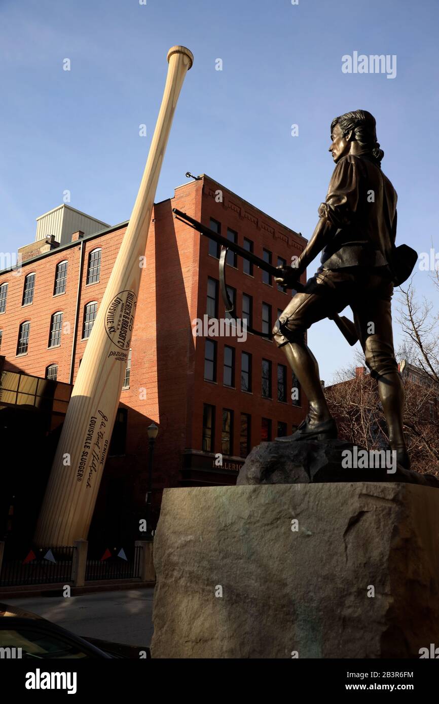 La statue des fils de la liberté 1775 avec les mondes Plus grande batte de baseball située à l'extérieur du musée Slugger de Louisville & Bâtiment de l'usine en arrière-plan.Louisville.Kentucky.USA Banque D'Images