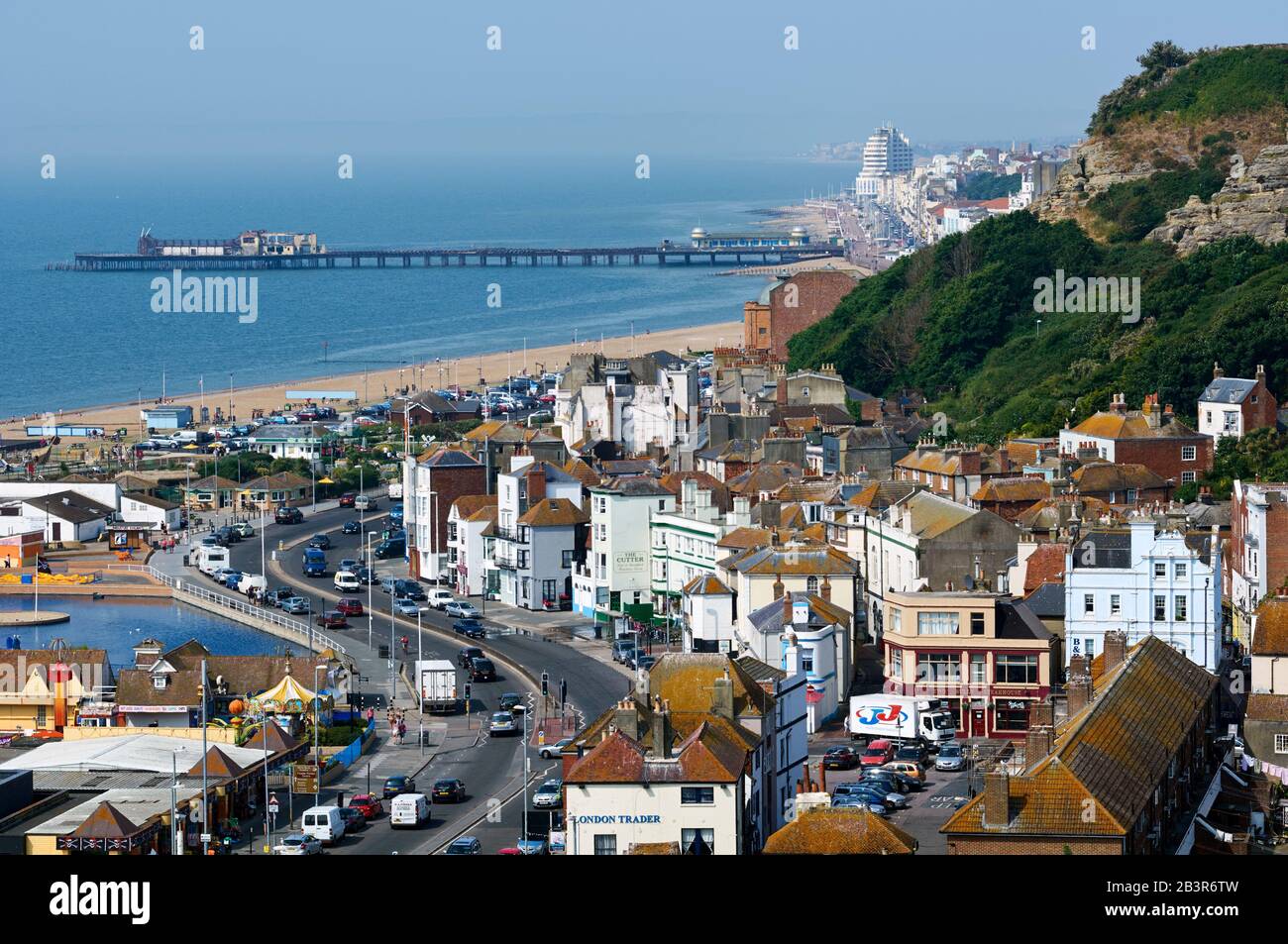 Le front de mer et la route côtière de Hastings, East Sussex, Royaume-Uni, en regardant vers l'ouest, depuis East Hill Banque D'Images
