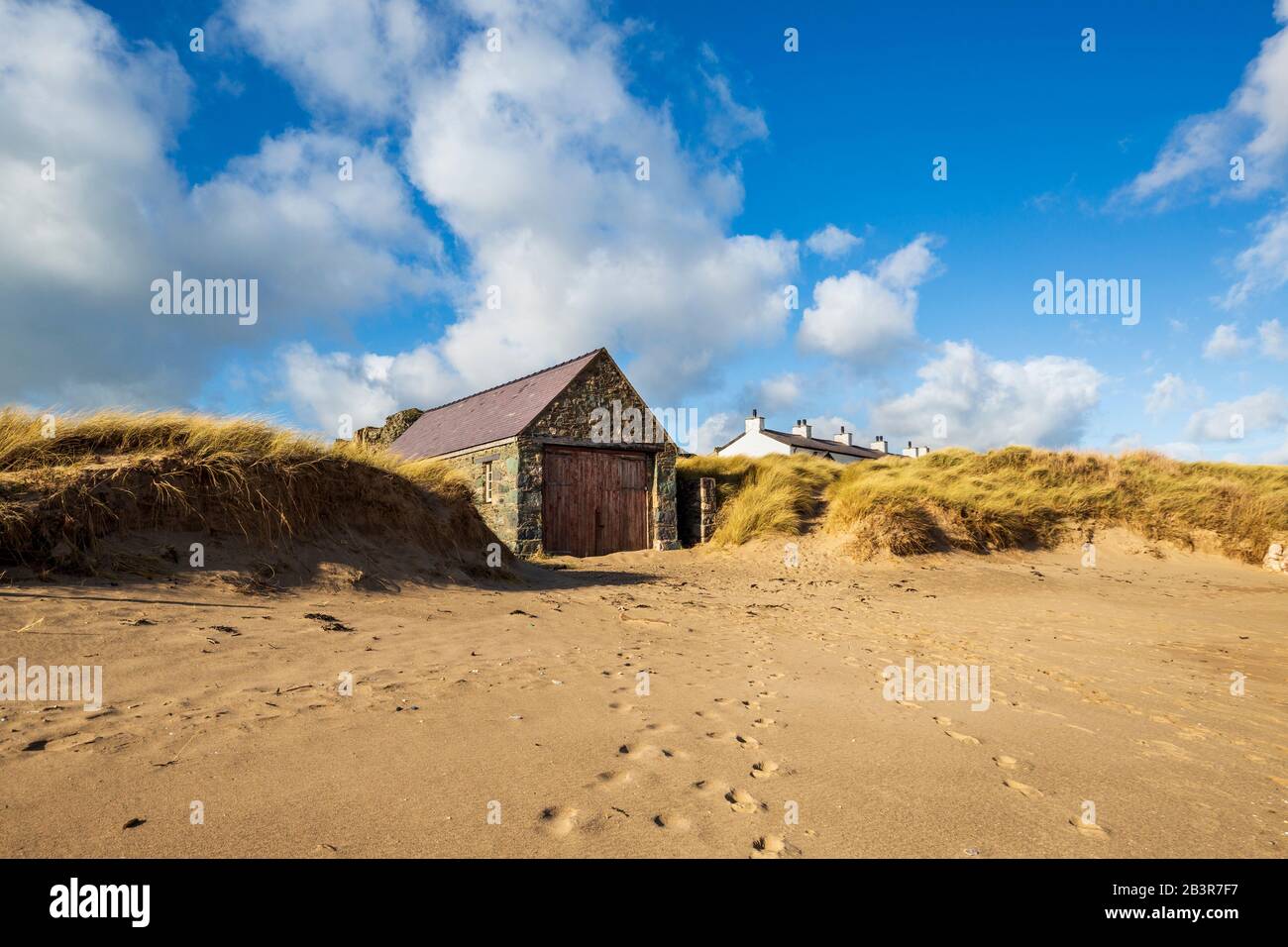 La maison de Lifeboat et les toits des cottages du White Pilot de la plage sur l'île de Llanddwyn, Anglesey Banque D'Images