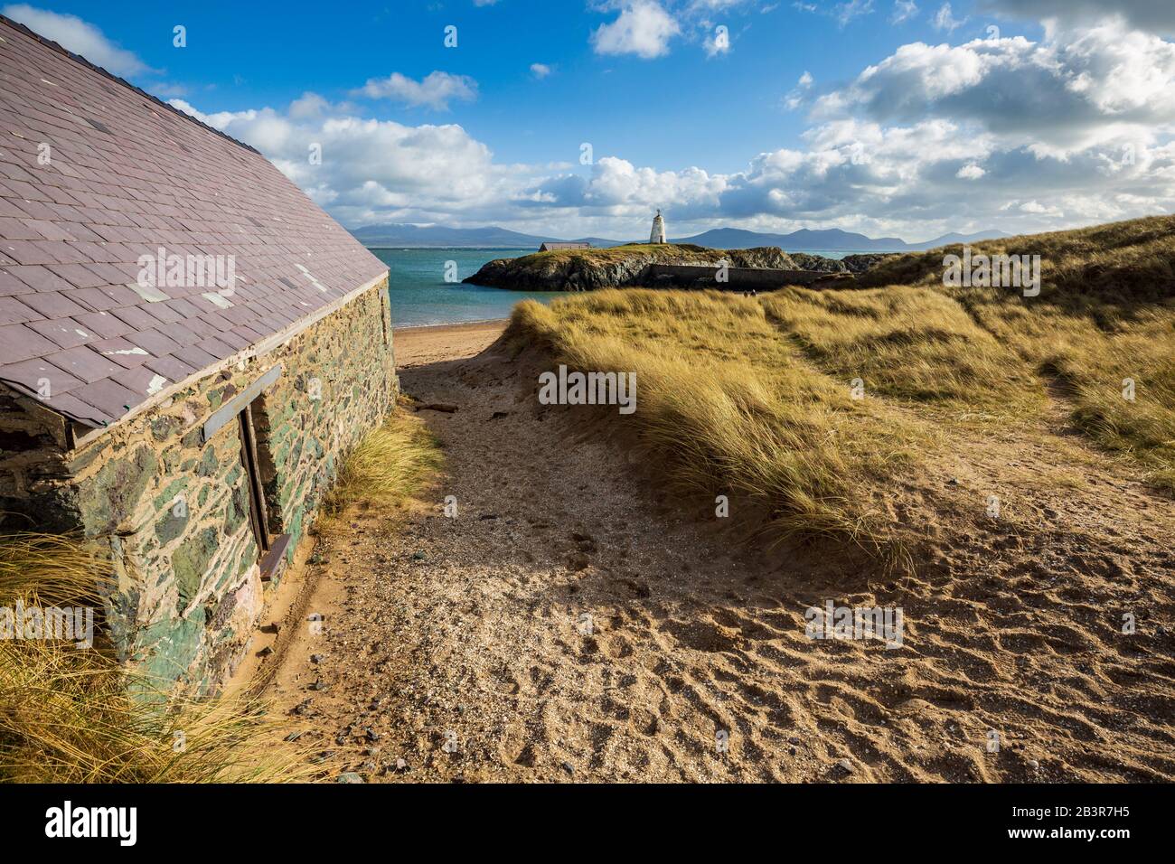 Vue sur le phare de Bach Twr depuis la maison de Lifeboat sur l'île de Llanddwyn, Anglesey Banque D'Images