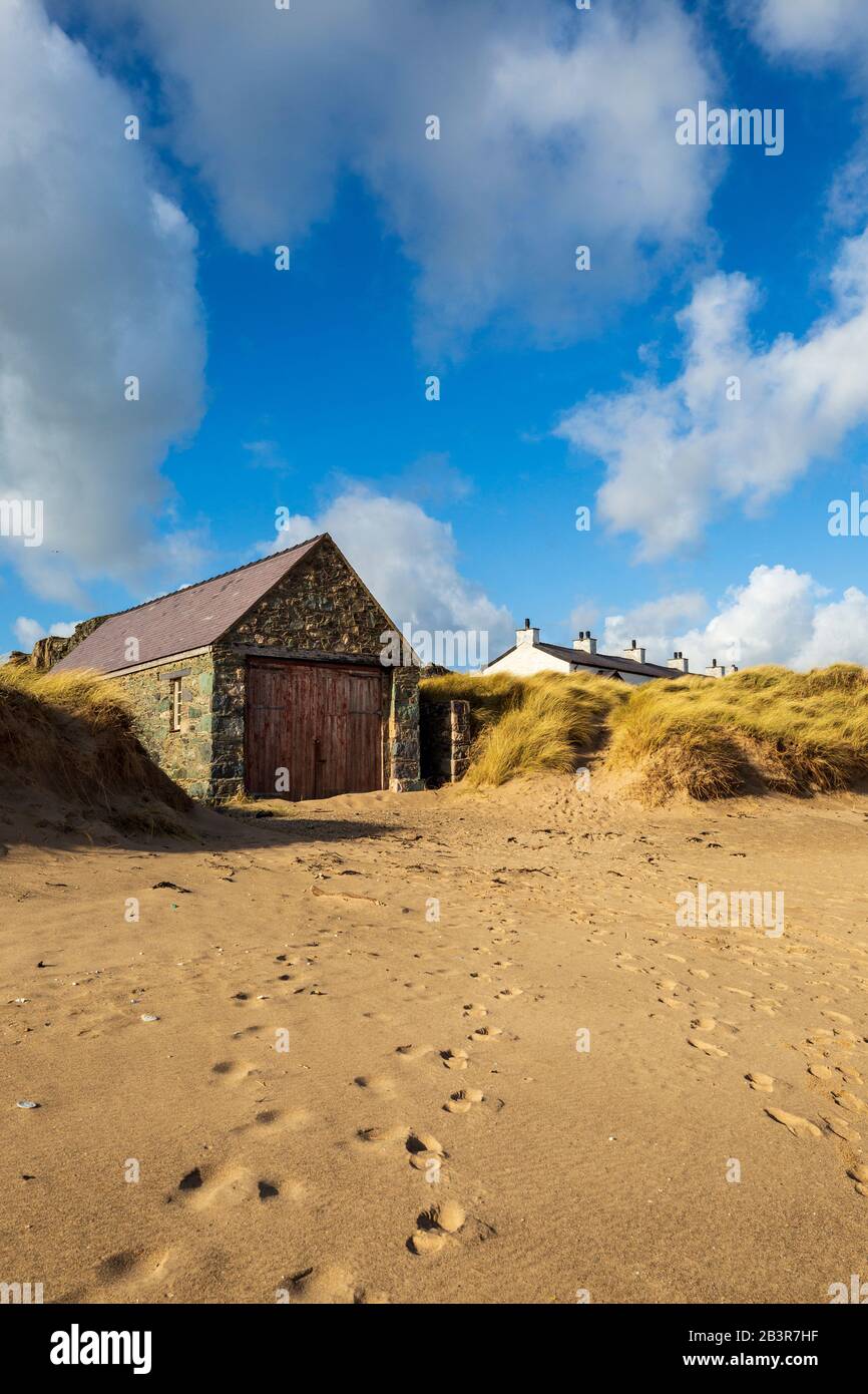 La maison de Lifeboat et les toits des cottages du White Pilot de la plage sur l'île de Llanddwyn, Anglesey Banque D'Images