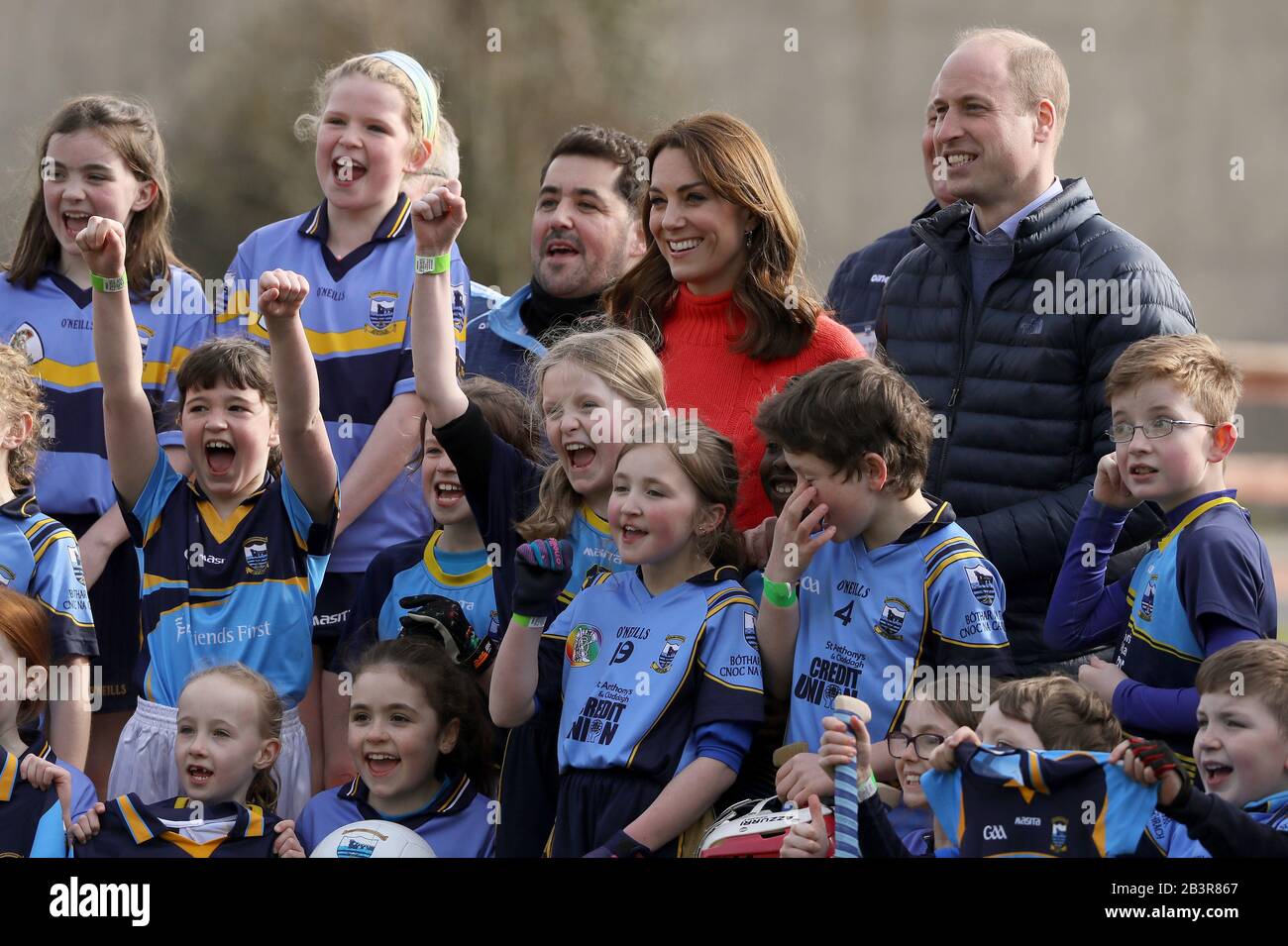 Le duc et la duchesse de Cambridge lors d'une visite au club Walthill Knocknacarra GAA à Galway pour en savoir plus sur les sports traditionnels au cours de la troisième journée de leur visite en République d'Irlande. Banque D'Images