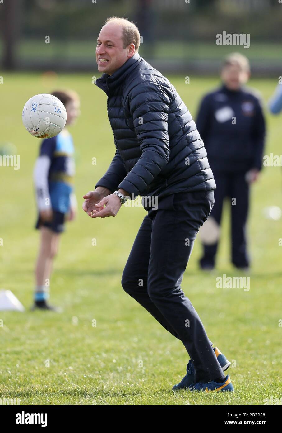 Le duc de Cambridge lors d'une visite au club Walthill Knocknacarra GAA à Galway pour en savoir plus sur les sports traditionnels au cours du troisième jour de leur visite en République d'Irlande. Banque D'Images