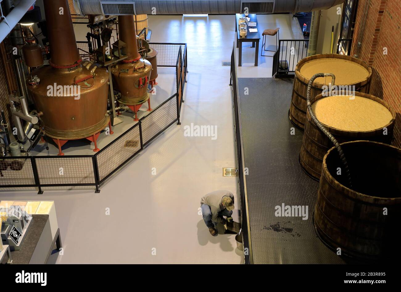 Alambics de cuivre et fûts de fermentation dans la distillerie fort Nelson de Michter. Louisville.Kentucky.Kentucky Bourbon Trail.USA Banque D'Images