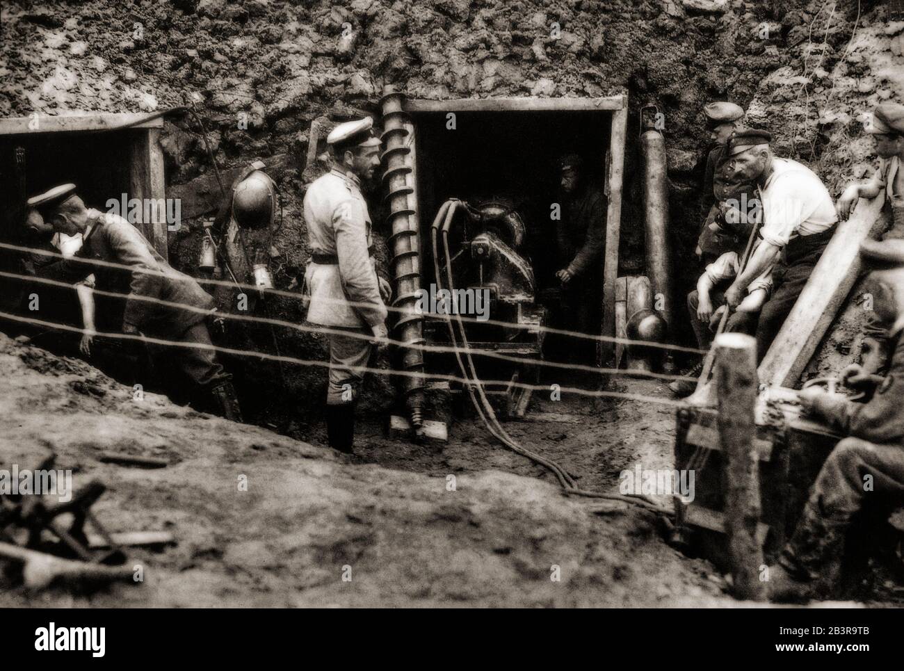 L'armée allemande utilisant des machines électriques d'alésage de terre sur le front occidental au début de la première Guerre mondiale. Leurs dugouts étaient souvent 40 pieds sous terre, avec lumière électrique et eau courante, assez grand pour accueillir un peloton et offrir un degré de luxe supplémentaire aux officiers. Banque D'Images