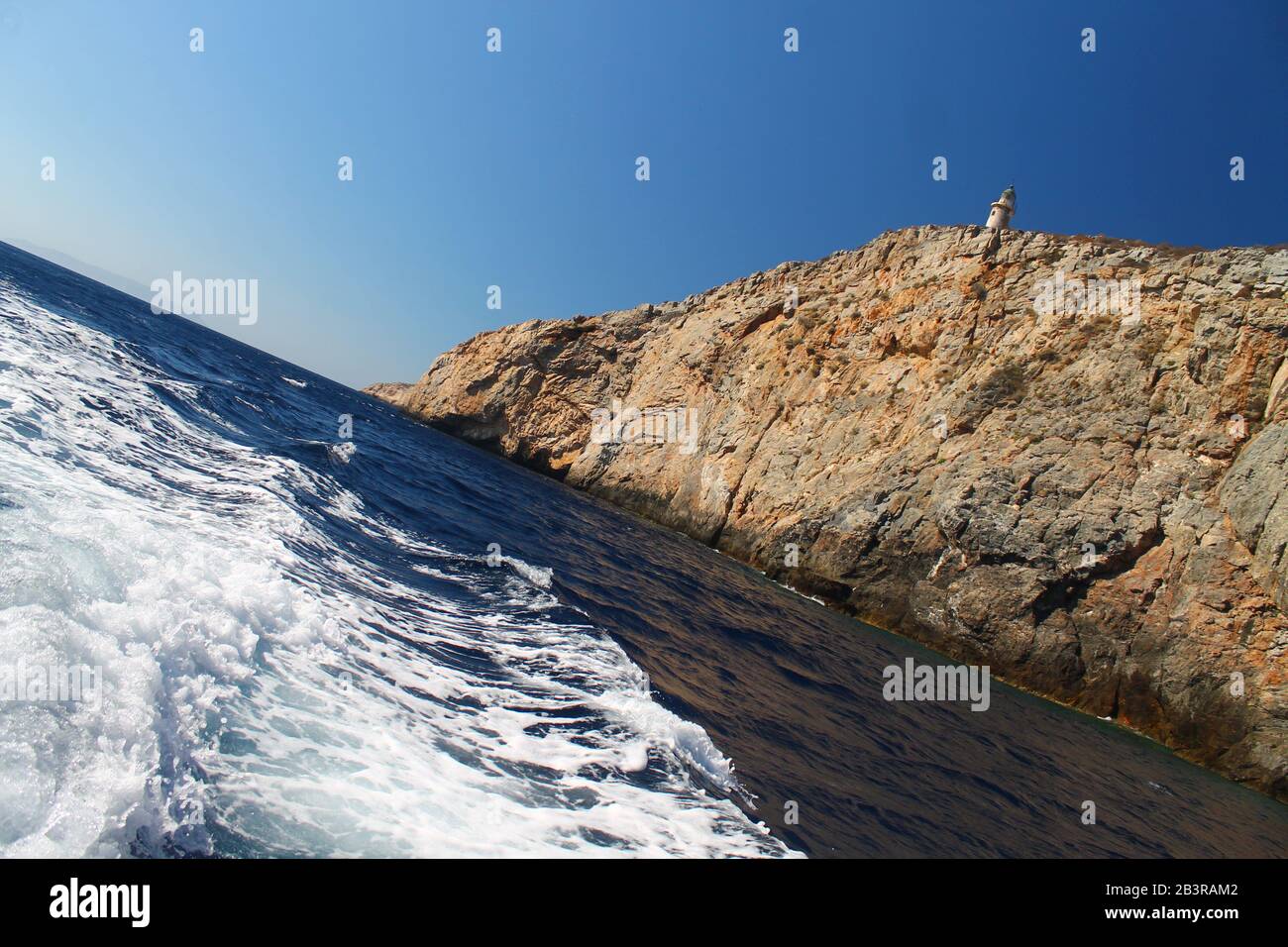 La mer, les rochers, un phare Banque D'Images