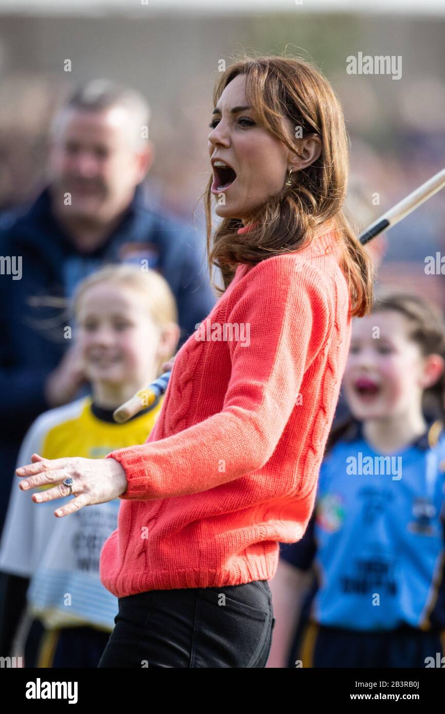 La duchesse de Cambridge tente sa main à Hurling dans le cadre de sa visite à Salthill Knocknacarra GAA Club à Galway le troisième jour de sa visite en République d'Irlande. Banque D'Images