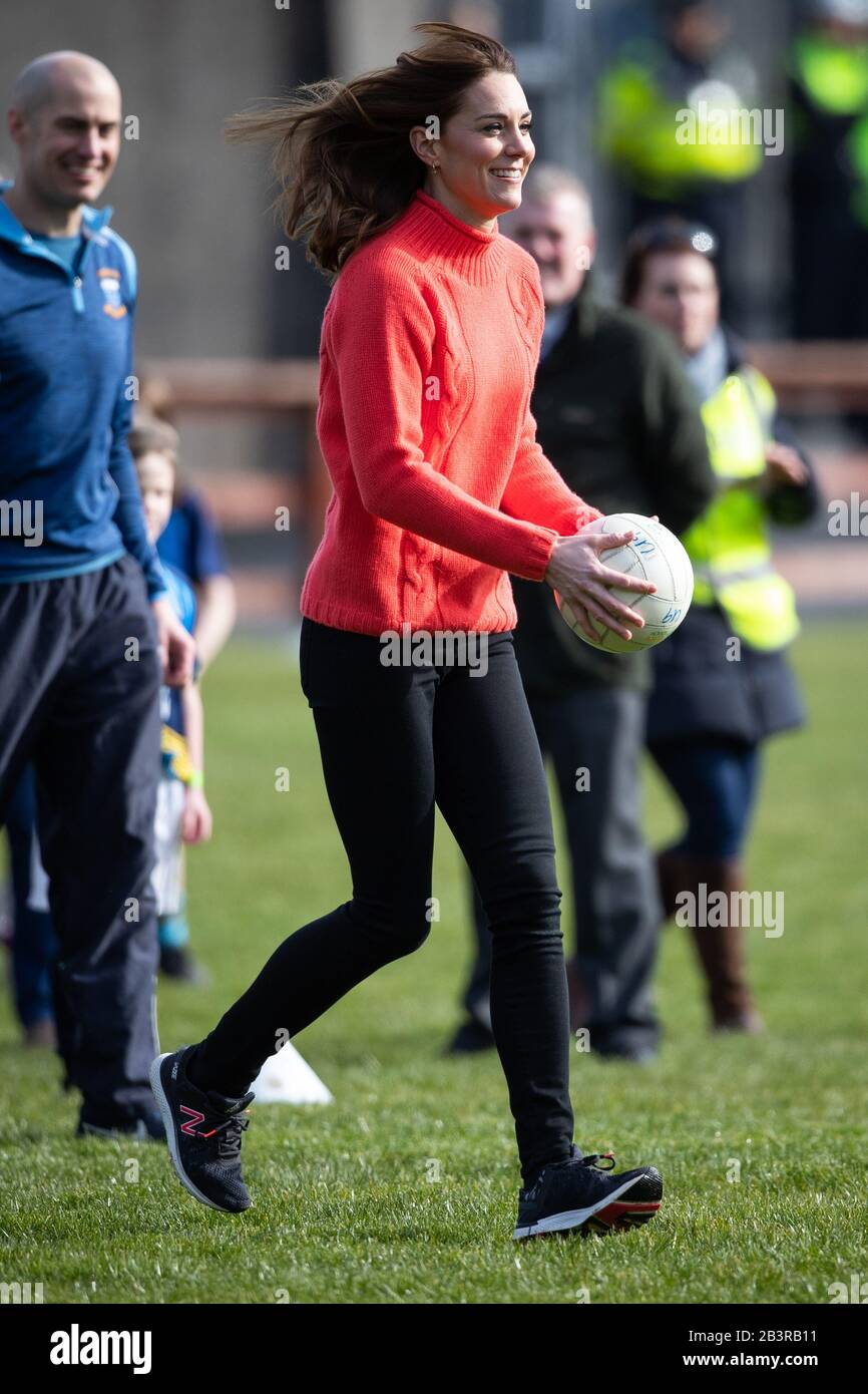 La duchesse de Cambridge tente sa main au Gaelic Football dans le cadre de sa visite au Salthill Knocknacarra GAA Club à Galway le troisième jour de sa visite en République d'Irlande. Banque D'Images