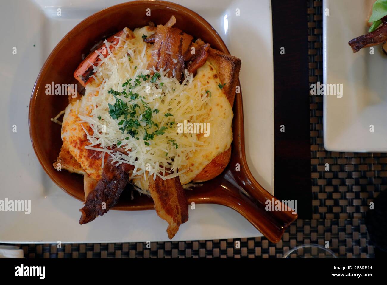 Un Hot Brown, un sandwich ouvert à l'origine créé à l'hôtel Brown servi au J.Graham's Cafe de Brown Hotel.Louisville.Kentucky.USA Banque D'Images