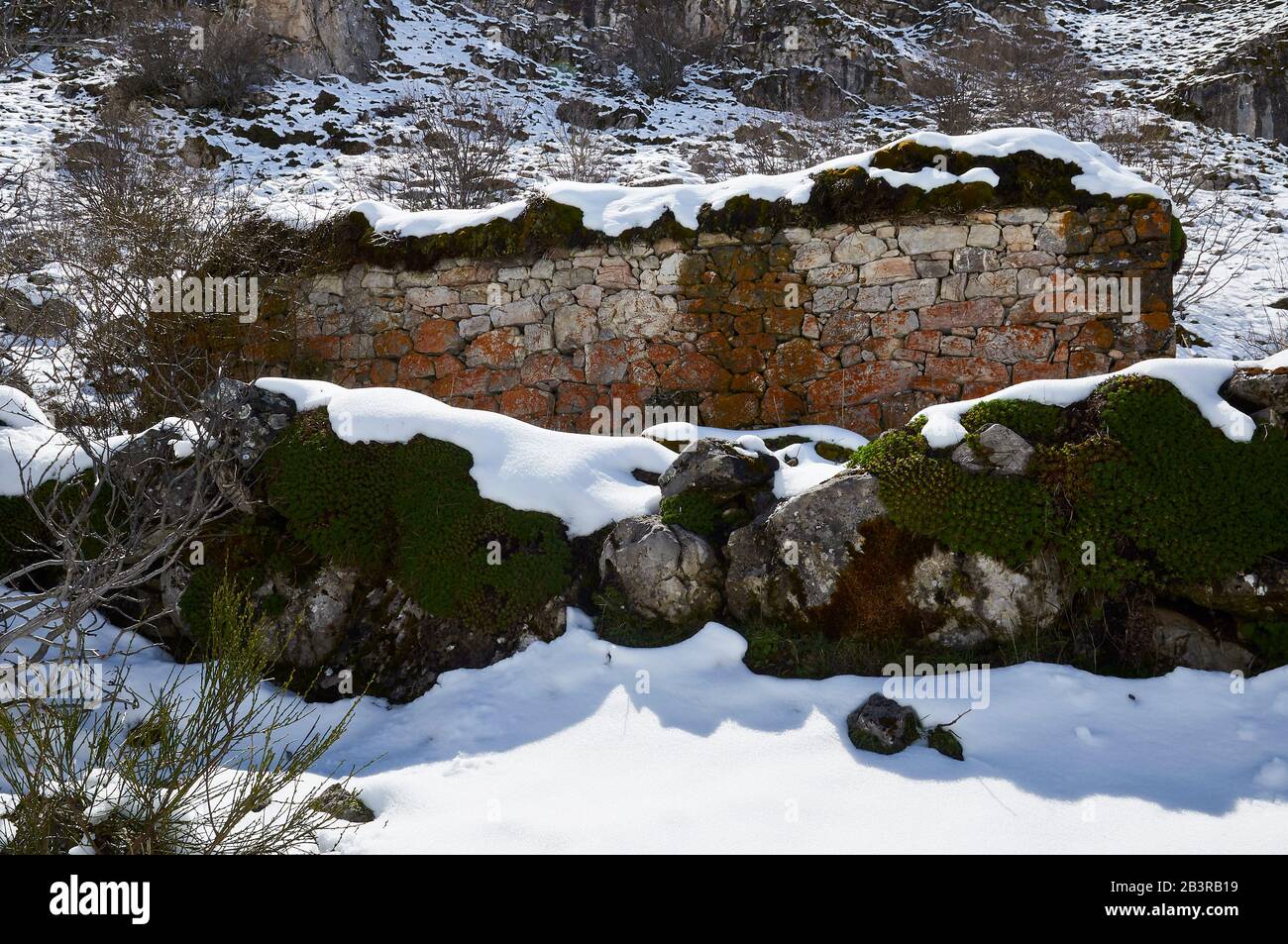 Teito, une demeure traditionnelle en pierre avec toit de chaume, avec le toit écroulé par la neige fraîche (Valle del Lago, Soriedo Natural Park, Asturies, Espagne) Banque D'Images