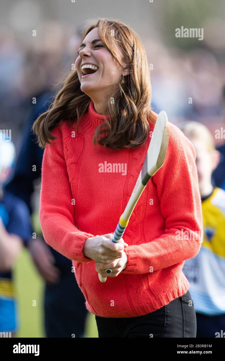 La duchesse de Cambridge tente sa main à Hurling dans le cadre de sa visite à Salthill Knocknacarra GAA Club à Galway le troisième jour de sa visite en République d'Irlande. Banque D'Images