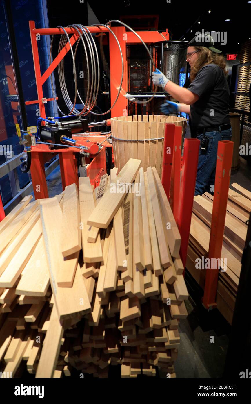 Fabrication de barils de whisky Bourbon dans Old Forester Distiling Co. Louisville.Kentucky.USA Banque D'Images