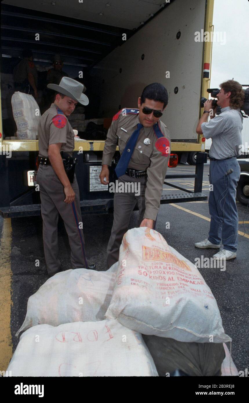 Harlingen, Texas États-Unis: Les troopers de l'État du Texas affichent pour les sacs de médias contenant neuf tonnes de cocaïne trouvés dans un camion de cargaison lors d'un important buste de drogue à la frontière entre les États-Unis et le Mexique.©Bob Daemmrich Banque D'Images