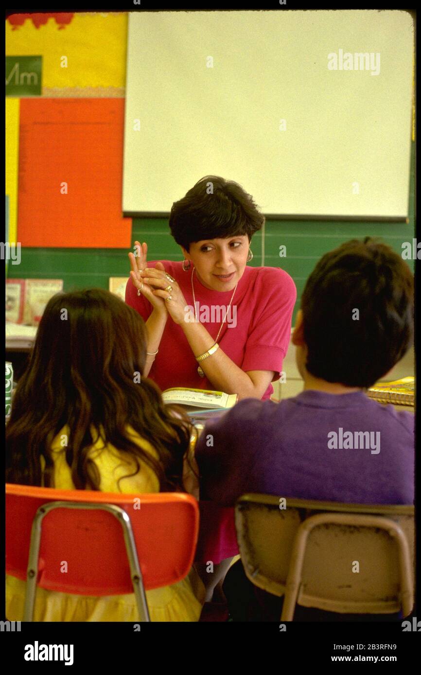 Austin Texas USA, vers 1988: Une enseignante du primaire parle aux élèves en classe.©Bob Daemmrich Banque D'Images