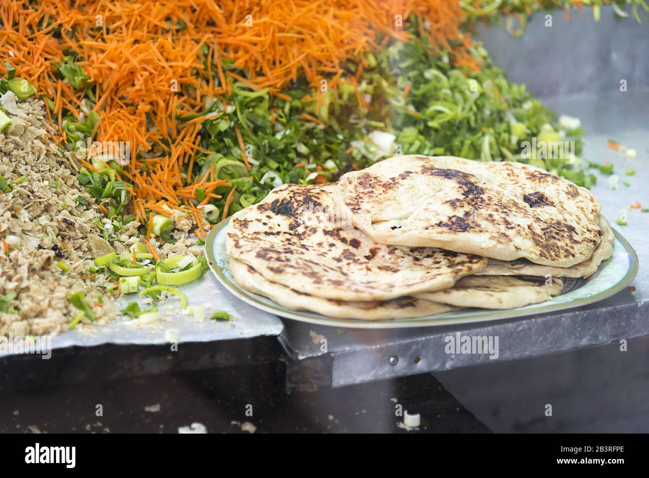 Nuwara Eliya, Sri Lanka: Un Fast-food traditionnel vendant du pain plat et des légumes. Banque D'Images