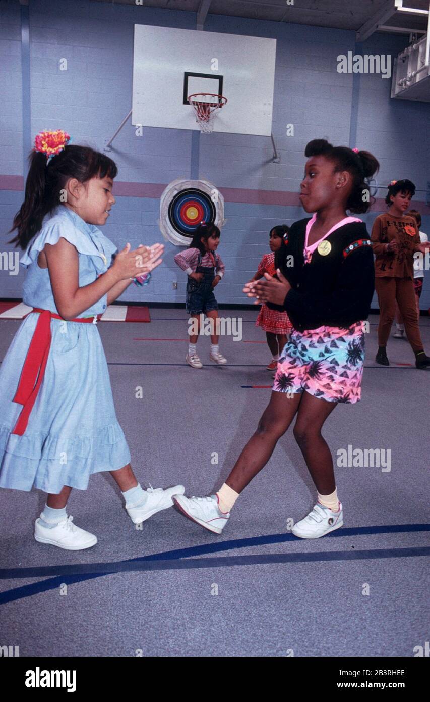 Austin, Texas, États-Unis, vers 1989: Les élèves de l'école élémentaire de Walnut Creek apprennent une danse mexicaine.©Bob Daemmrich Banque D'Images