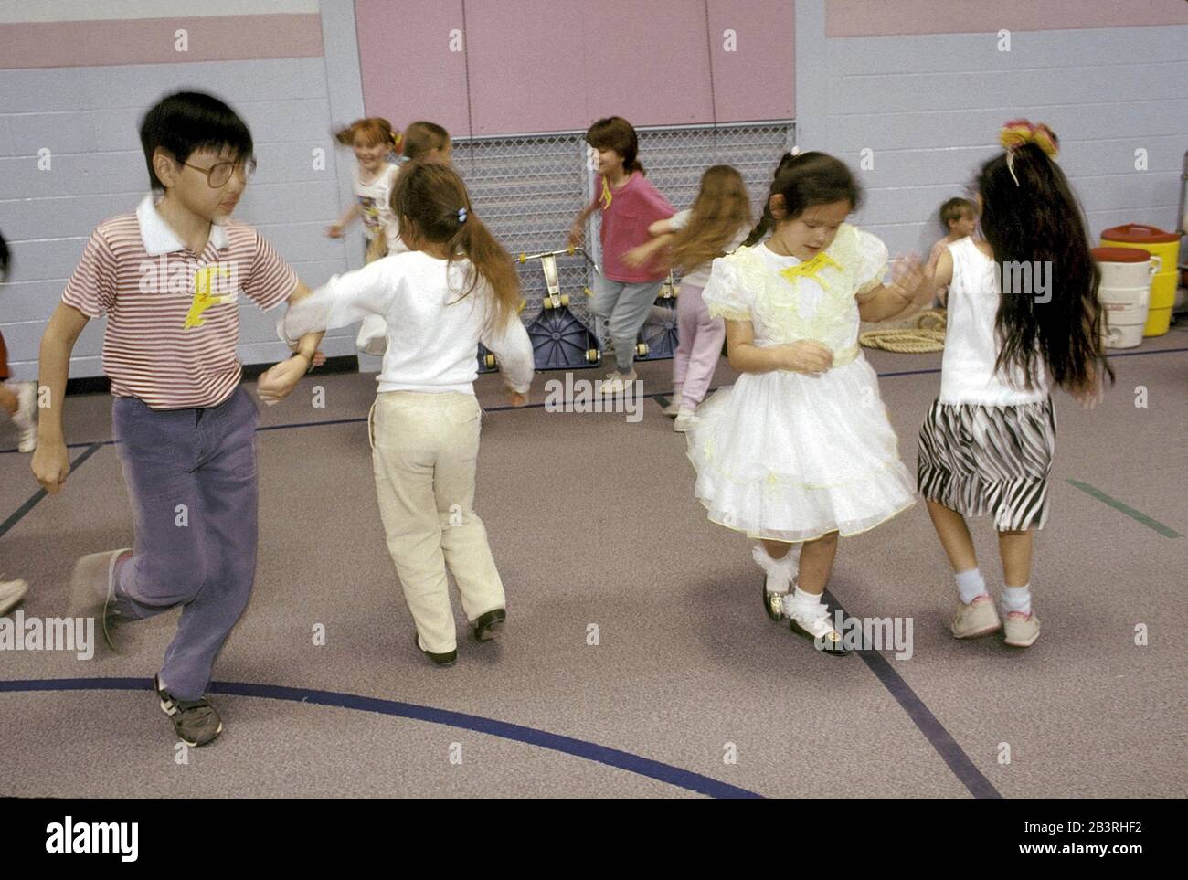 Austin, Texas, États-Unis, vers 1989: Les élèves de l'école élémentaire de Walnut Creek apprennent une danse mexicaine.©Bob Daemmrich Banque D'Images