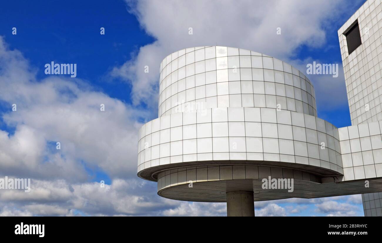 Vue extérieure partielle sur le Rock and Roll Hall of Fame and Museum de Cleveland, Ohio, États-Unis. Banque D'Images