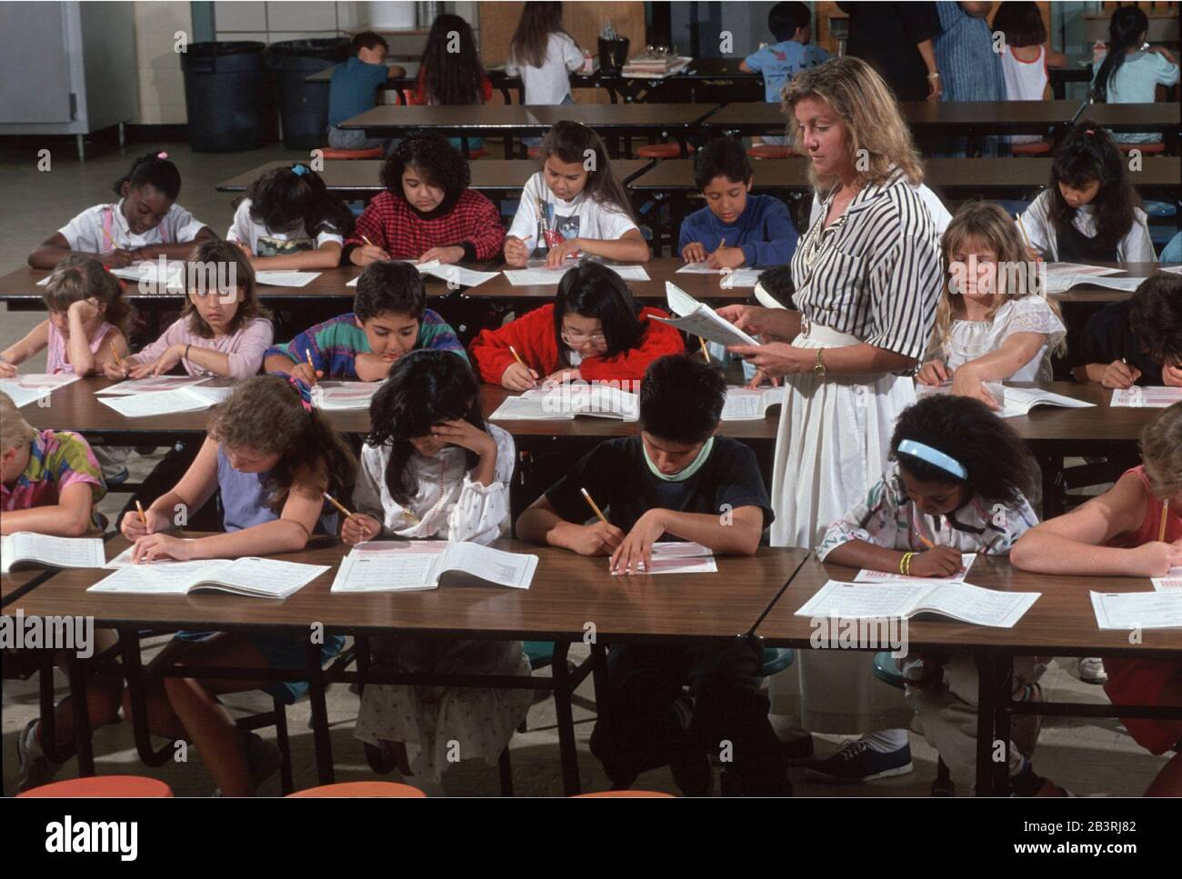 Austin, Texas, États-Unis, vers 1992: Les procheurs ont normalisé les tests des élèves de quatrième année à la Walnut Creek Elementary School.©Bob Daemmrich Banque D'Images