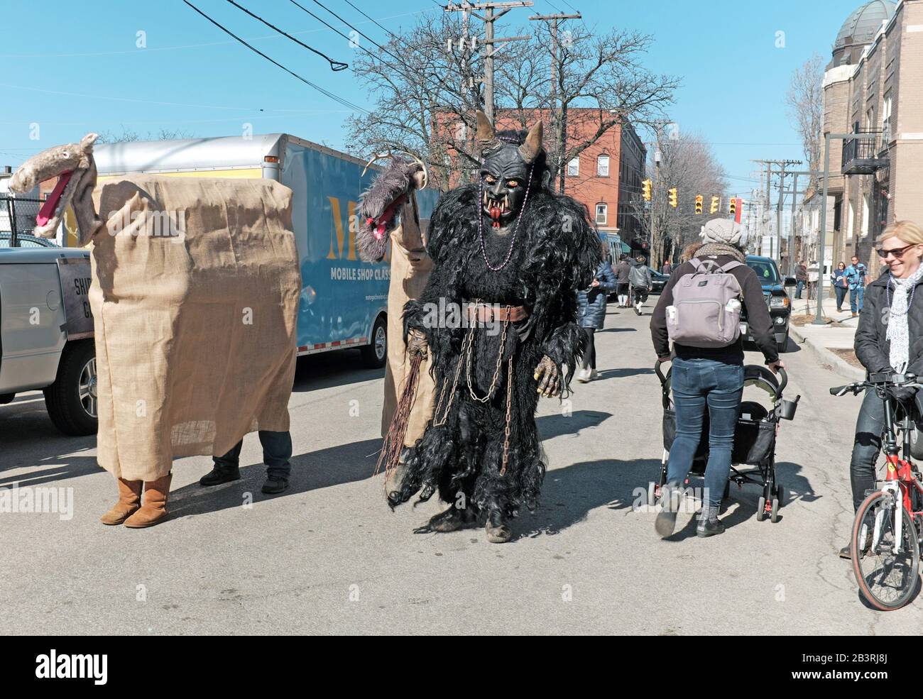 Le festival culturel slovène annuel Kurentovanje inaugure le printemps tout en effrayant l'hiver. La diaspora slovène fête à Cleveland, Ohio. Banque D'Images