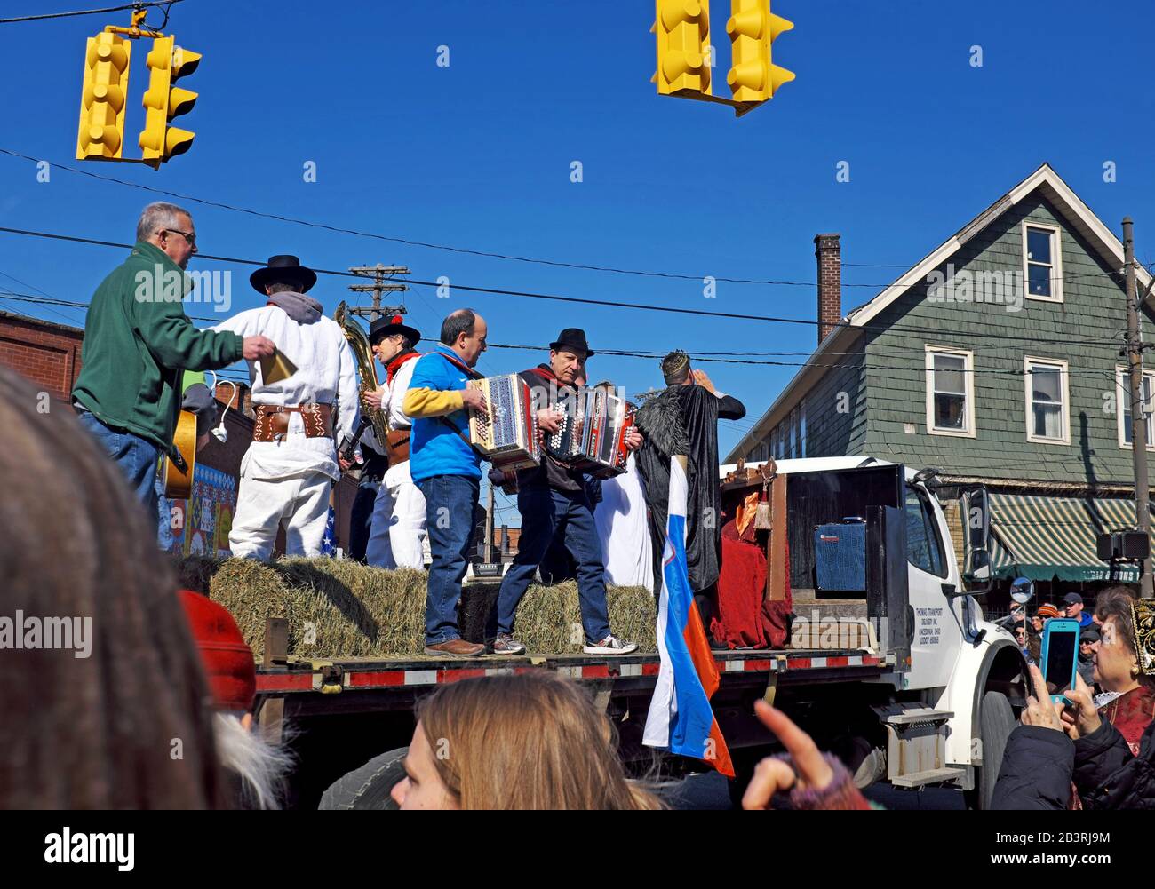 Fêtards participent à la célébration Cleveland Kurentovanje 2020 dans l'ancien quartier slovène-américain de Cleveland, Ohio, USA. Banque D'Images