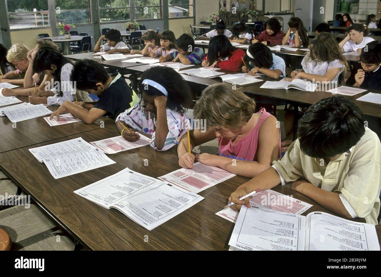 Austin, Texas, États-Unis, vers 1992 : tests normalisés des élèves de quatrième année à l'école élémentaire de Walnut Creek.©Bob Daemmrich Banque D'Images