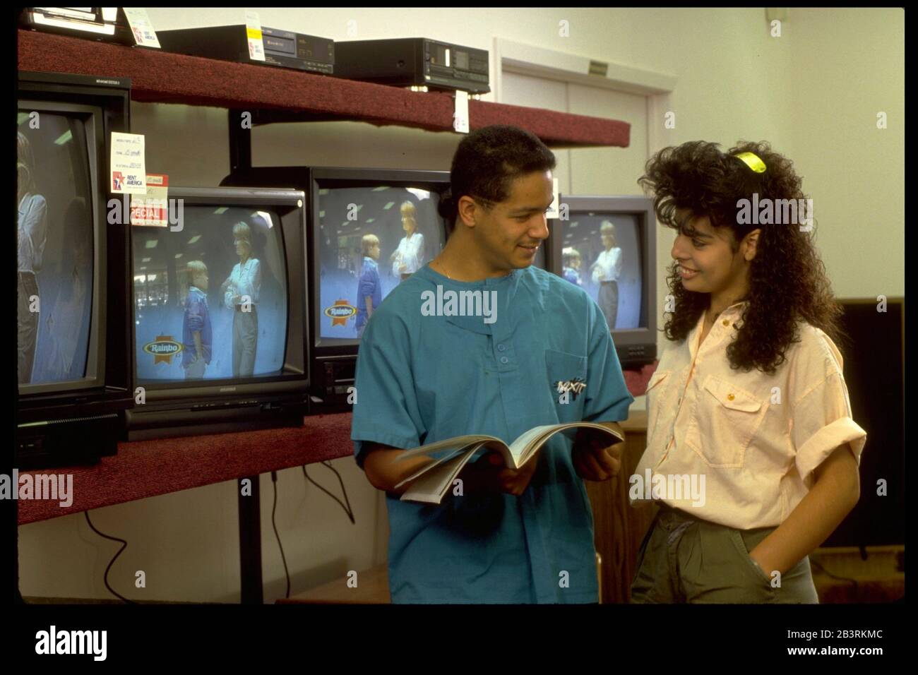 Austin Texas USA, vers 1990: Adolescents hispaniques dans un magasin de détail pour acheter des téléviseurs.©Bob Daemmrich Banque D'Images